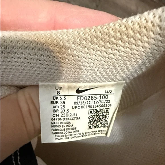 Nike Cream and Black Low-Top Sneakers - Picture 6 of 7